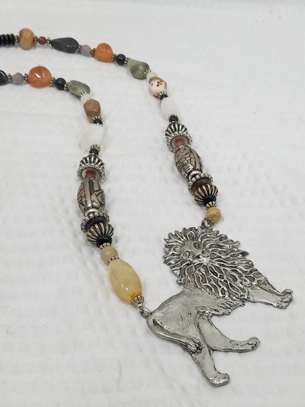 Vtg Tribal Cognac & Olive Jasper Bead Embossed Silver Tone Lion Pendant Necklace - Picture 6 of 6